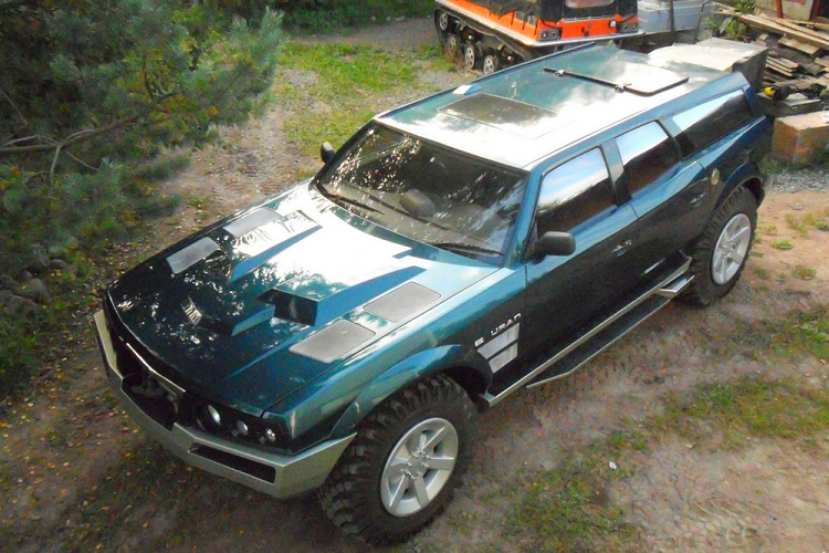 Là một phương tiện dị thường và ra đời từ thập niên 1990, chúng ta không có nhiều thông tin chi tiết về Uran. Ít nhất, chúng ta có biết rằng Uran là “đứa con tinh thần” của nhà thiết kế Gennaday Hainov (hoặc gọi là Gennady Hainovym Yevgenyevich theo một số nguồn tin), người đã đạt chút thành tự trong thế giới ôtô hồi thập niên 1980 trong vai trò đồng sáng tạo của một mẫu concept đẹp mắt gọi là Laura.