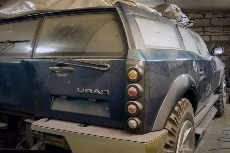 Để đi lại, chiếc xe có trang bị một bộ la-zăng rất lớn, ít nhất 28 inch kết hợp với một bộ lốp to dày tương xứng. Nó trông không được đẹp, nhưng mang tới cảm giác cứng cáp, sẵn sàng chinh phục địa hình khó.