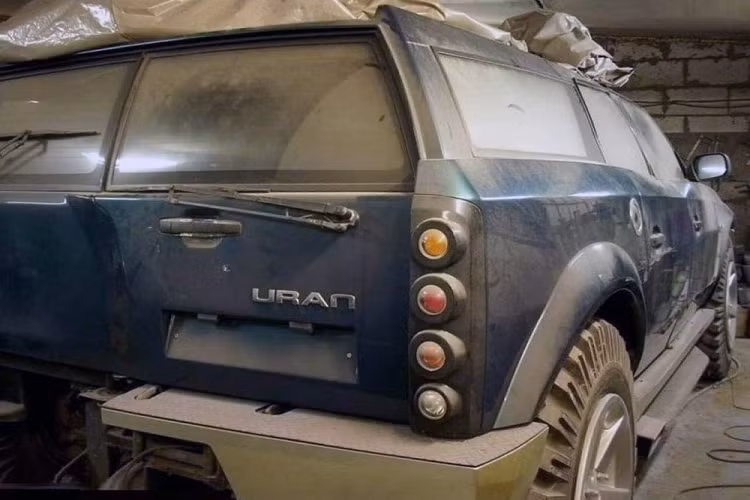 Để đi lại, chiếc xe có trang bị một bộ la-zăng rất lớn, ít nhất 28 inch kết hợp với một bộ lốp to dày tương xứng. Nó trông không được đẹp, nhưng mang tới cảm giác cứng cáp, sẵn sàng chinh phục địa hình khó.