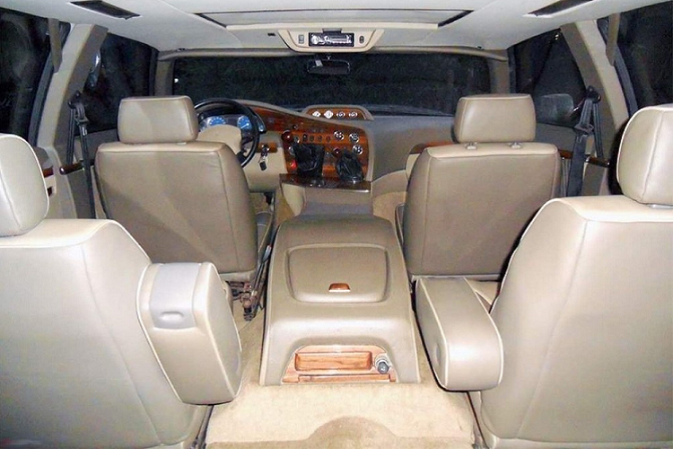 Nhìn vào bức ảnh nội thất xe, ta thấy Uran có không gian rộng rãi với ghế ngồi và nhiều bộ phận bọc da, cùng với các cần điều khiển hộp số sàn và hộp phân phối đặt trên mặt táp lô.