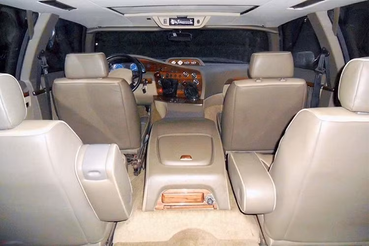 Nhìn vào bức ảnh nội thất xe, ta thấy Uran có không gian rộng rãi với ghế ngồi và nhiều bộ phận bọc da, cùng với các cần điều khiển hộp số sàn và hộp phân phối đặt trên mặt táp lô.
