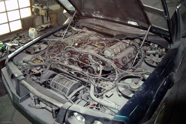 Nhìn vào khoang động cơ, ta thấy chiếc xe có lắp đặt một bộ tời vào chỗ thường dành cho bộ tản nhiệt. Dường như nhà thiết kế Hainov đã giải quyết vấn đề này bằng cách dịch chuyển bộ tản nhiệt sang phía trên cạnh động cơ, nằm trên bánh xe. Điều đó lý giải tại sao trên nắp capô lại có các hốc thông gió.