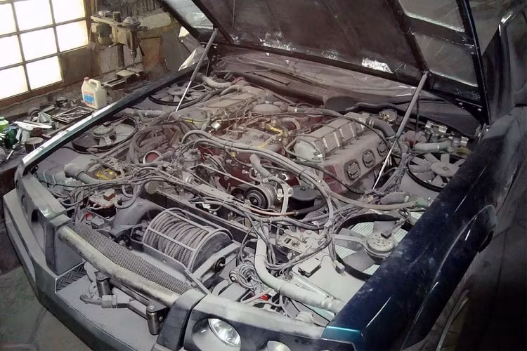 Nhìn vào khoang động cơ, ta thấy chiếc xe có lắp đặt một bộ tời vào chỗ thường dành cho bộ tản nhiệt. Dường như nhà thiết kế Hainov đã giải quyết vấn đề này bằng cách dịch chuyển bộ tản nhiệt sang phía trên cạnh động cơ, nằm trên bánh xe. Điều đó lý giải tại sao trên nắp capô lại có các hốc thông gió.