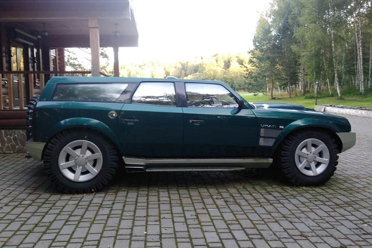 Có thể điểm qua một vài thông tin kỹ thuật quan trọng đó là viếc chiếc xe Uran hàng độc này được trang bị khối động cơ dầu V6 UTD-20 dung tích 16 lít sản sinh 300 mã lực và 1.003 mô-men xoắn cực đại.