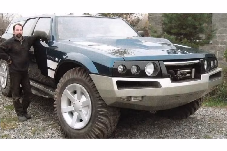 Trong thế giới xe, Nga là một nơi nổi tiếng với những phương tiện tự chế thú vị, thế nhưng kể cả có là vậy thì cũng hiếm có một thứ gì kỳ dị như chiếc xe mà chúng ta nói đến ở đây. Chiếc xe SUV Uran của Nga này được độ độc nhất vô nhị với kích thước to lớn “hư cấu” và một động cơ V6 120 độ dung tích 16 lít của một phương tiện chiến đấu quân sự.