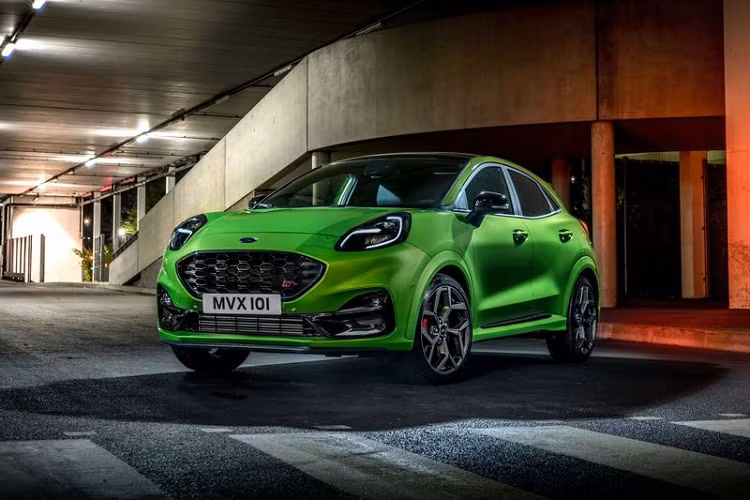 Chia sẻ chung hệ truyền động của người anh em Ford Fiesta ST, Ford Puma ST 2021 mới được trang bị động cơ xăng tăng áp EcoBoost 1.5L sản sinh công suất 200 mã lực tại 6.000 vòng/phút và mô-men xoắn cực đại 320Nm trong dải tua 2.500 - 3.500 vòng/phút.