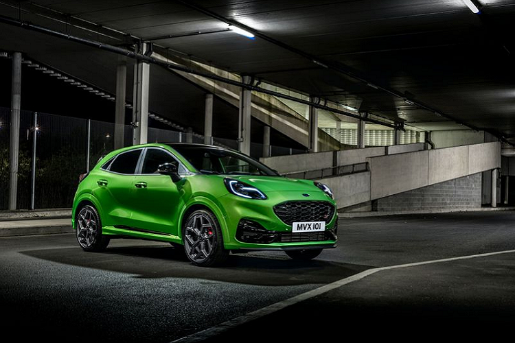 Ford Puma ST thể thao cũng sở hữu nhiều tính năng nội thất tiêu chuẩn đáng chú ý khác như bộ sạc không dây, kính chắn gió sấy tự động Quickclear, cảm biến đỗ xe trước và sau, cần gạt mưa cảm biến và hệ thống thông tin giải trí SYNC 3 8 inch của Ford tương thích với Apple CarPlay và Android Auto. Puma ST tất nhiên cũng đi kèm với công nghệ kết nối FordPass Connect, cho phép chủ sở hữu điều khiển từ xa các tính năng của xe, bao gồm Mở khóa cửa và Định vị xe, thông qua ứng dụng FordPass trên điện thoại thông minh.