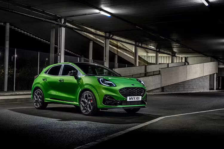 Ford Puma ST thể thao cũng sở hữu nhiều tính năng nội thất tiêu chuẩn đáng chú ý khác như bộ sạc không dây, kính chắn gió sấy tự động Quickclear, cảm biến đỗ xe trước và sau, cần gạt mưa cảm biến và hệ thống thông tin giải trí SYNC 3 8 inch của Ford tương thích với Apple CarPlay và Android Auto. Puma ST tất nhiên cũng đi kèm với công nghệ kết nối FordPass Connect, cho phép chủ sở hữu điều khiển từ xa các tính năng của xe, bao gồm Mở khóa cửa và Định vị xe, thông qua ứng dụng FordPass trên điện thoại thông minh.