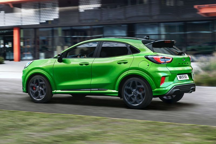 Ford Performance cho biết hệ thống ống xả của Puma ST đã được điều chỉnh để âm thanh phát ra êm hơn 1 decibel so với Fiesta ST. Xe được trang bị hộp số sàn 6 cấp có tỷ số truyền động cuối cùng rút ngắn để tăng tốc dễ dàng hơn. Theo Ford, Puma ST dự kiến có mức tiêu thụ nhiên liệu trung bình là 6,9 lít / 100 km, lượng khí thải CO2 đạt 155 g/km.