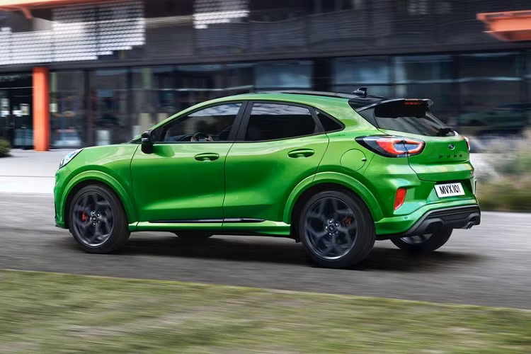 Ford Performance cho biết hệ thống ống xả của Puma ST đã được điều chỉnh để âm thanh phát ra êm hơn 1 decibel so với Fiesta ST. Xe được trang bị hộp số sàn 6 cấp có tỷ số truyền động cuối cùng rút ngắn để tăng tốc dễ dàng hơn. Theo Ford, Puma ST dự kiến có mức tiêu thụ nhiên liệu trung bình là 6,9 lít / 100 km, lượng khí thải CO2 đạt 155 g/km.