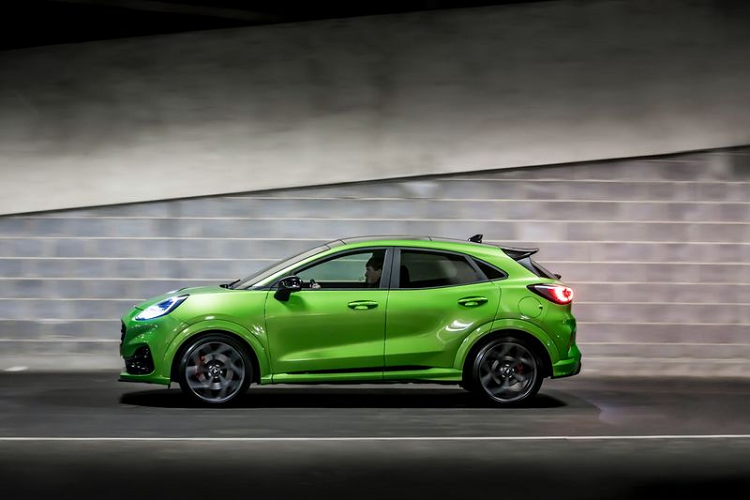 Bước vào bên trong, xe được trang bị ghế thể thao Recaro có sưởi, in nổi logo ST và được làm bằng vật liệu Miko Dinamica đẹp mắt, các bàn đạp Ford Performance, vô lăng bọc da đáy phẳng và cần số ST. Đặc biệt, ghế ngồi, cần số và thảm sàn ST đều được tạo điểm nhấn bằng chỉ khâu màu xám Metal Grey.