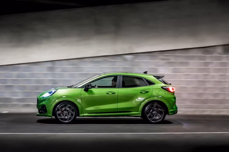 Bước vào bên trong, xe được trang bị ghế thể thao Recaro có sưởi, in nổi logo ST và được làm bằng vật liệu Miko Dinamica đẹp mắt, các bàn đạp Ford Performance, vô lăng bọc da đáy phẳng và cần số ST. Đặc biệt, ghế ngồi, cần số và thảm sàn ST đều được tạo điểm nhấn bằng chỉ khâu màu xám Metal Grey.