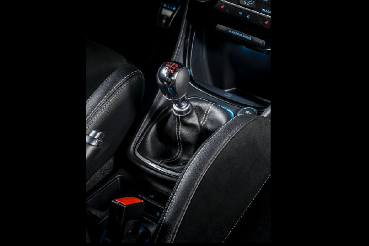 Ngoài những nâng cấp kể trên, khung gầm của Puma ST cũng được thực hiện nhiều thay đổi so với Puma tiêu chuẩn, bao gồm cả việc bổ sung tùy chọn vi sai chống trượt LSD Quaife và lò xo truyền lực.