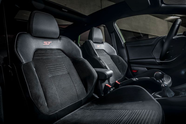 Chưa hết, độ bền của khung gầm càng được tối ưu hóa hơn khi có cấu hình dầm xoắn đặt riêng (cứng hơn 40% so với Fiesta ST), thanh chống lật gia cố và cấu hình van điều tiết đặc biệt.