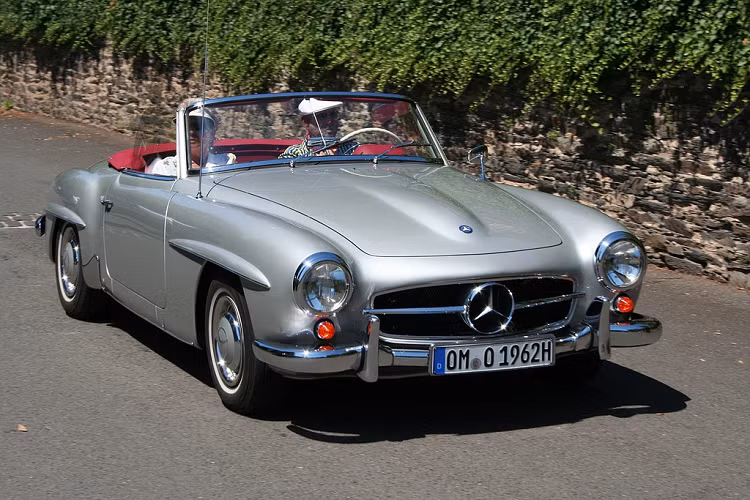 Sau đó, ông Biden sở hữu một chiếc Mercedes-Benz 190 SL. 190 SL là mẫu mui trần thể thao được sản xuất từ tháng 5/1955 đến tháng 2/1963. Mercedes-Benz 190 SL là phiên bản giá rẻ của huyền thoại 300 SL, ra mắt tại triển lãm New York Auto Show 1954. Mẫu xe thể thao này sử dụng động cơ 4 xy-lanh thẳng hàng 1.9L, sản sinh công suất 104 mã lực.
