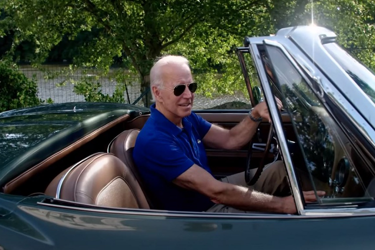 Chiếc Corvette Stingray này sử dụng động cơ V8, dung tích 5.3L, sản sinh công suất 350 mã lực. Chiếc Stingray đời 1967 là mẫu xe cuối cùng của Corvette thế hệ thứ 2 (C2) trước khi bước sang thế hệ thứ 3 vào năm 1968. Ở thời điểm đó, Chevrolet Corvette Stingray có giá khoảng 3.500 USD.