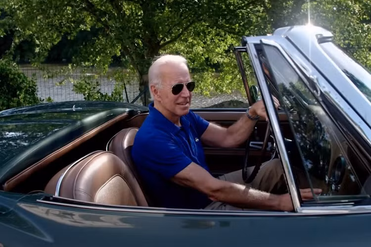 Chiếc Corvette Stingray này sử dụng động cơ V8, dung tích 5.3L, sản sinh công suất 350 mã lực. Chiếc Stingray đời 1967 là mẫu xe cuối cùng của Corvette thế hệ thứ 2 (C2) trước khi bước sang thế hệ thứ 3 vào năm 1968. Ở thời điểm đó, Chevrolet Corvette Stingray có giá khoảng 3.500 USD.