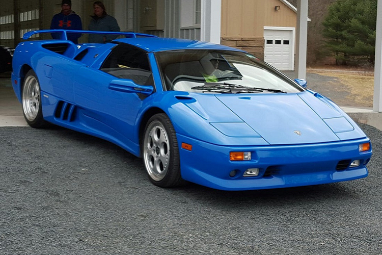Được ra mắt vào năm 1990, Lamborghini Diablo tiếp nối sự thành công của huyền thoại Countach. Ông Trump cũng sở hữu chiếc Diablo đời 1997, bản VT màu xanh da trời. Siêu xe này được trang bị động cơ V12 6.0L, sản sinh công suất 530 mã lực. Theo một số nguồn tin, chiếc Diablo của ông Trump được định giá đến 460.000 USD, tương đương chiếc Aventador SVJ bản đặc biệt.