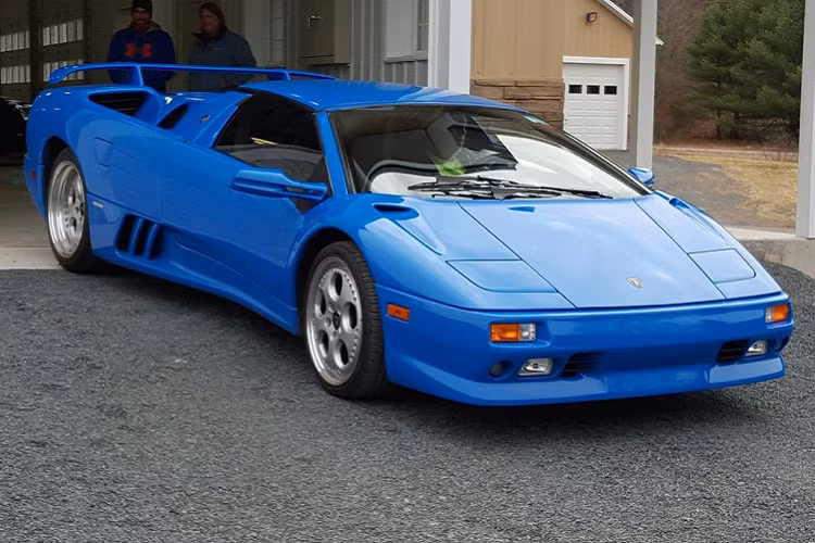Được ra mắt vào năm 1990, Lamborghini Diablo tiếp nối sự thành công của huyền thoại Countach. Ông Trump cũng sở hữu chiếc Diablo đời 1997, bản VT màu xanh da trời. Siêu xe này được trang bị động cơ V12 6.0L, sản sinh công suất 530 mã lực. Theo một số nguồn tin, chiếc Diablo của ông Trump được định giá đến 460.000 USD, tương đương chiếc Aventador SVJ bản đặc biệt.