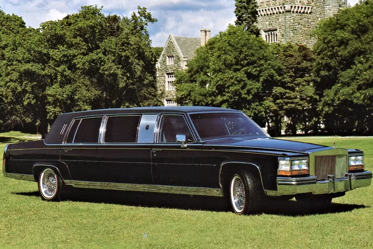 Dù có tình yêu với xe, bộ sưu tập của ông Biden vẫn kém Tổng thống Donald Trump. Với nền tảng tỷ phú, không lạ gì khi ông Trump có bộ sưu tập xe đáng mơ ước, từ cổ chí kim. Trong khi ông Biden đam mê thương hiệu Chevrolet, ông Trump yêu thích những chiếc Cadillac.