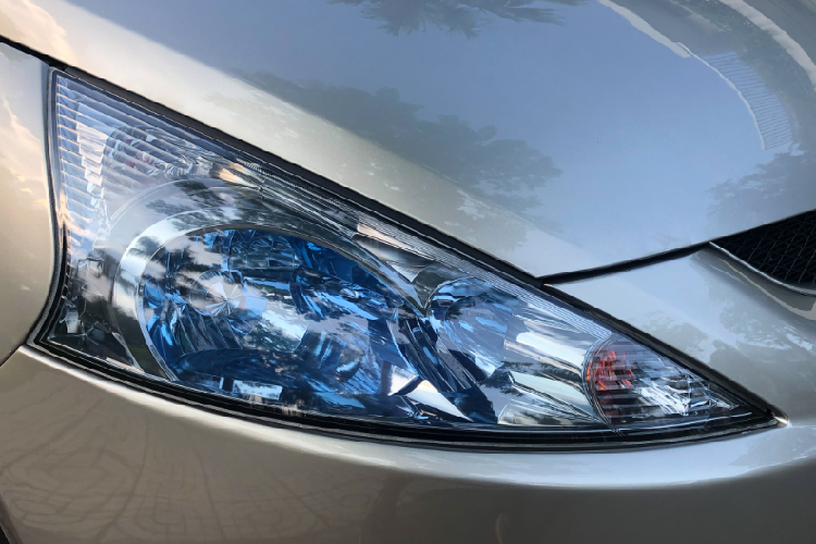 Tuy nhiên nếu kinh tế rộng rãi, khách hàng có thể tìm mua những chiếc đời mới hơn, giá xe Mitsubishi Grandis 2009 này đang được chào bán 425 triệu đồng với ODO đã 120.000km. Tại thời điểm ra mắt vào năm 2008, chiếc Grandis 2.4 này có giá bán khoảng 44.000 USD (theo tỷ giá thời bấy giờ), sau hơn 10 năm xe được bán lại giá hơn 400 triệu đồng. Có thể thấy, Grandis là dòng xe khá giữ giá trên thị trường.