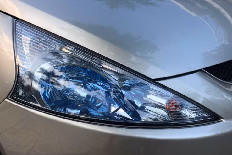 Tuy nhiên nếu kinh tế rộng rãi, khách hàng có thể tìm mua những chiếc đời mới hơn, giá xe Mitsubishi Grandis 2009 này đang được chào bán 425 triệu đồng với ODO đã 120.000km. Tại thời điểm ra mắt vào năm 2008, chiếc Grandis 2.4 này có giá bán khoảng 44.000 USD (theo tỷ giá thời bấy giờ), sau hơn 10 năm xe được bán lại giá hơn 400 triệu đồng. Có thể thấy, Grandis là dòng xe khá giữ giá trên thị trường.