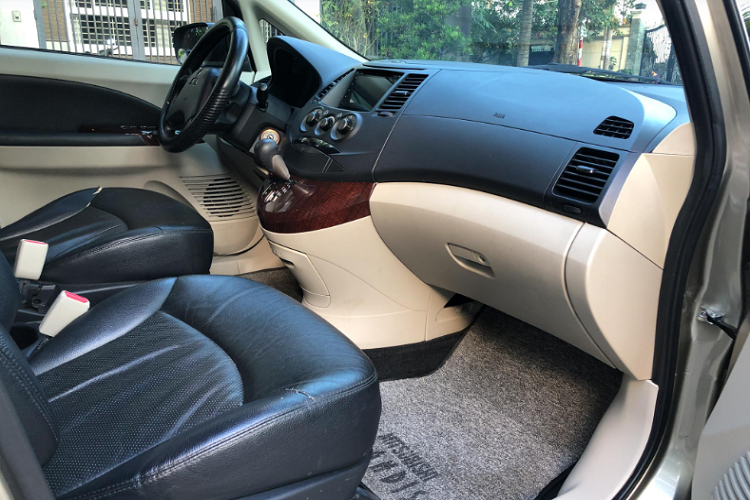 Là một dòng xe sản xuất cách đây 10 năm, hệ thống giải trí của Grandis chắc chắn không thể so sánh với các mẫu xe hiện nay. Trang bị đủ dùng với màn hình DVD Kenwood, tích hợp kết nối Bluethooth, camera hỗ trợ lùi xe… Nếu yêu cầu cao hơn thì cần người dùng hoàn toàn có thể nâng cấp.