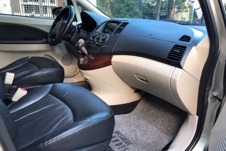 Là một dòng xe sản xuất cách đây 10 năm, hệ thống giải trí của Grandis chắc chắn không thể so sánh với các mẫu xe hiện nay. Trang bị đủ dùng với màn hình DVD Kenwood, tích hợp kết nối Bluethooth, camera hỗ trợ lùi xe… Nếu yêu cầu cao hơn thì cần người dùng hoàn toàn có thể nâng cấp.