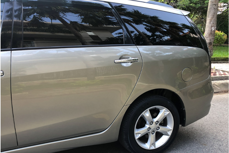 Kiểu dáng thiết kế đẹp mắt, giá bán dễ tiếp cận, nội thất của Grandis còn rất phù hợp để phục vụ cho gia đình với 3 hàng ghế, đặc biệt là hàng ghế thứ 3 cung cấp chỗ ngồi khá rộng cho 2 người lớn. Nếu không sử dụng có thể gập phẳng xuống sàn để tiết kiệm không gian.