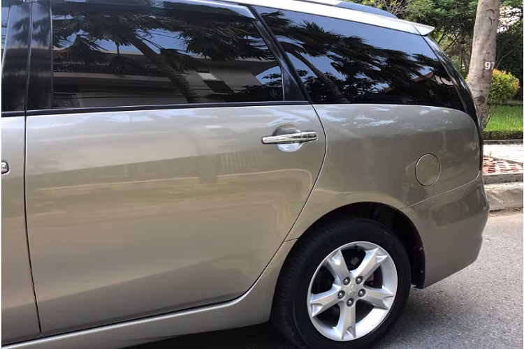 Kiểu dáng thiết kế đẹp mắt, giá bán dễ tiếp cận, nội thất của Grandis còn rất phù hợp để phục vụ cho gia đình với 3 hàng ghế, đặc biệt là hàng ghế thứ 3 cung cấp chỗ ngồi khá rộng cho 2 người lớn. Nếu không sử dụng có thể gập phẳng xuống sàn để tiết kiệm không gian.