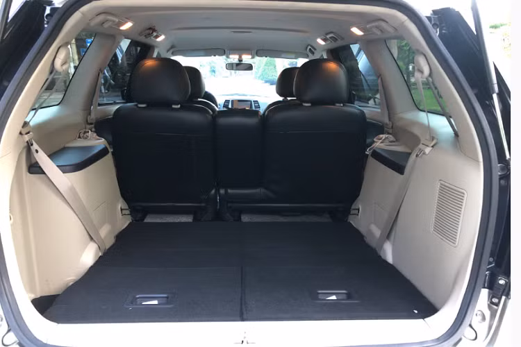 Cột D đặt trưng không lẫn vào đâu được của Grandis và cụm đèn hậu LED vốn là trang bị hiện đại “xa xỉ” cách đây hơn 10 năm.