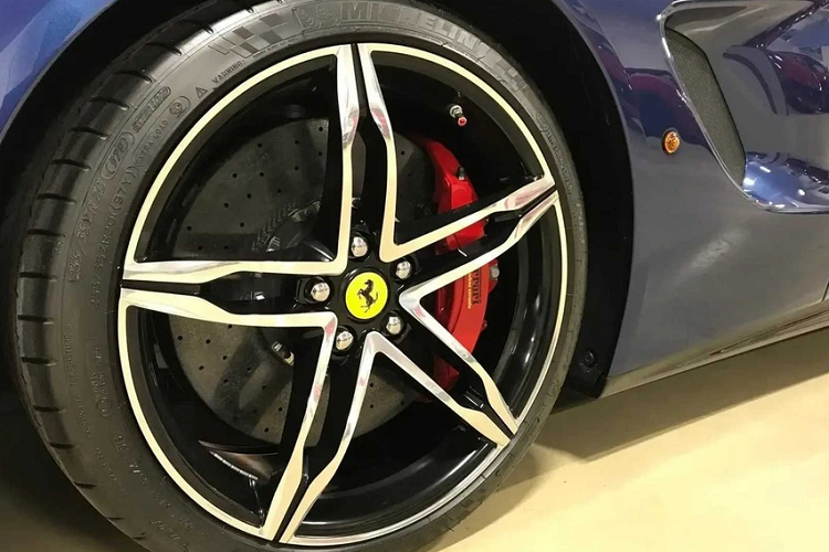 Bên trong, nội thất được thiết kế với tông đỏ/đen. Khu vực người lái được phủ màu đỏ đặc trưng của Ferrari, trong khi đó phía bên hành khách là màu đen đơn giản.