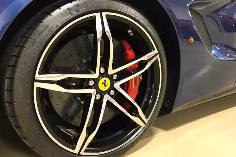 Bên trong, nội thất được thiết kế với tông đỏ/đen. Khu vực người lái được phủ màu đỏ đặc trưng của Ferrari, trong khi đó phía bên hành khách là màu đen đơn giản.