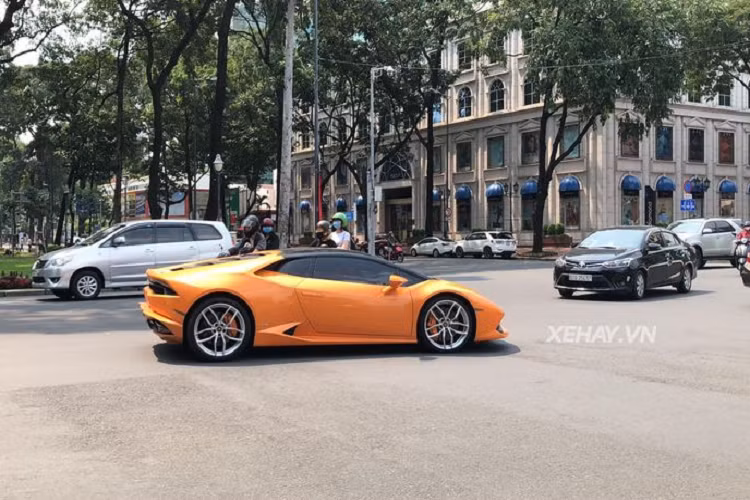 "Trái tim" của Lamborghini Huracan LP610-4 là động cơ hút khí tự nhiên 5,2 lít V10 phun nhiên liệu trực tiếp kết hợp công nghệ IDS, công suất 610 mã lực tại vòng tua máy 8.250 vòng/phút và mô-men xoắn cực đại 560 Nm tại 6.500 vòng/phút.