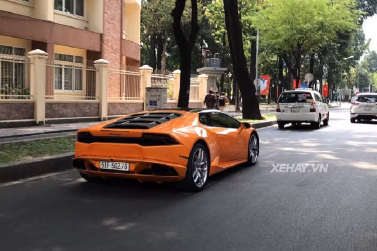 Hộp số tự động ly hợp kép 7 cấp và hệ truyền động 4 bánh. Xe tăng tốc từ 0 lên 100 km/h chỉ trong 3,2 giây, trước khi đạt tốc độ tối đa 325 km/h.