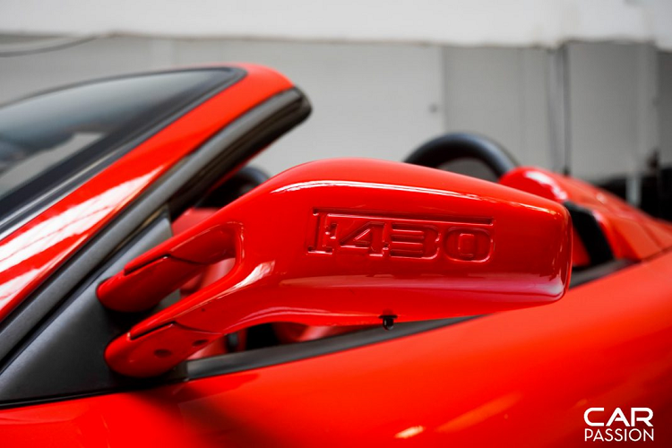 Là thành quả của sự hợp tác giữa Pininfarina và Ferrari, thiết kế trên F430 Spider được trau chuốt theo hướng khí động học hơn nhưng lại không kém phần hầm hố, “lột xác” hoàn toàn so với thiết kế mềm mại của mẫu xe tiền nhiệm F360. Được lấy cảm hứng từ đàn anh 156 Dino Sharknose, cản trước của xe có sự xuất hiện của hai hốc gió lớn sơn đen, cụm đèn pha halogen đặt ẩn vào thân xe và khoang hành lí đặt ở phía trước.