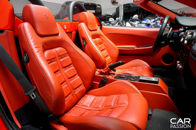 Điểm nhấn đáng chú ý trên Ferrari F430 Spider độ này chính là phần mui xếp điện bọc vải màu đen, tương phản với lớp sơn đỏ nổi bật của xe. Đáng tiếc thay, Ferrari F430 Spider là một trong những dòng xe mui trần cuối cùng được trang bị phần mui xếp bọc vải, kể từ thế hệ đàn em 458 Spider, 488 Spider hay mới nhất là F8 Spider trở đi, những mẫu xe mui trần của Ferrari đều được trang bị phần mui xếp cứng.