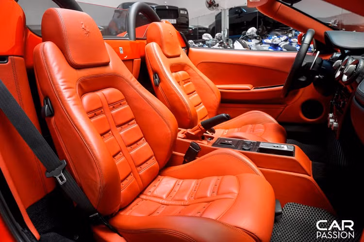 Điểm nhấn đáng chú ý trên Ferrari F430 Spider độ này chính là phần mui xếp điện bọc vải màu đen, tương phản với lớp sơn đỏ nổi bật của xe. Đáng tiếc thay, Ferrari F430 Spider là một trong những dòng xe mui trần cuối cùng được trang bị phần mui xếp bọc vải, kể từ thế hệ đàn em 458 Spider, 488 Spider hay mới nhất là F8 Spider trở đi, những mẫu xe mui trần của Ferrari đều được trang bị phần mui xếp cứng.