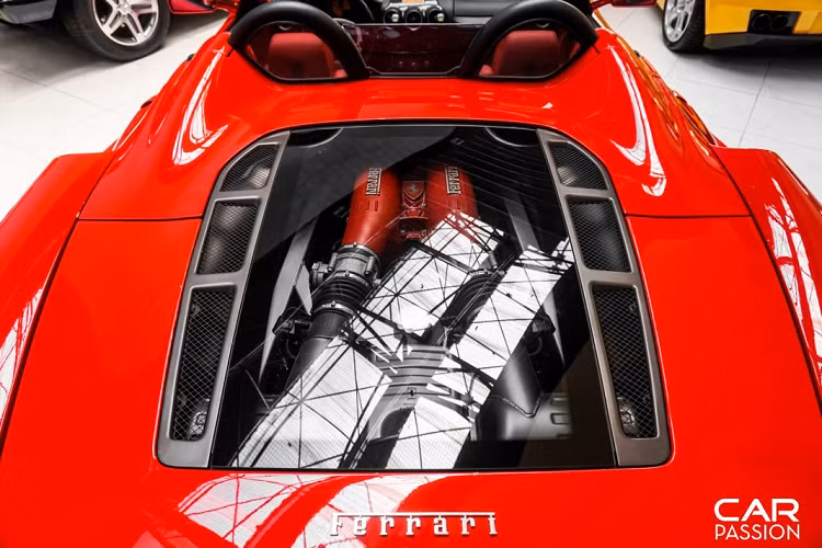 Chưa dừng lại ở đó, khoang nội thất của xe được trang bị hàng loạt các chi tiết ốp sợi carbon như hốc điều hòa, bảng điều khiển trung tâm và khu vực chính giữa hai ghế ngồi. Tên xe “F430” được khắc lên một tấm kim loại và đặt ở vị trí trung tâm của bảng táp-lô, khác với những chiếc Ferrari hiện nay với tên xe luôn xuất hiện trên bảng táp-lô phía trước ghế phụ.