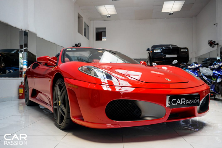 “Trái tim” mà Ferrari F430 Spider sử dụng là khối động cơ V8 hút khí tự nhiên có dung tích 4.3 lít, sản sinh công suất tối đa 483 mã lực. Xe tăng tốc 0-100 km/h chỉ trong vòng 3,6 giây và có tốc độ tối đa 310 km/h. Những con số vô cùng ấn tượng cho một mẫu siêu xe được sản xuất đầu thập niên 2000
