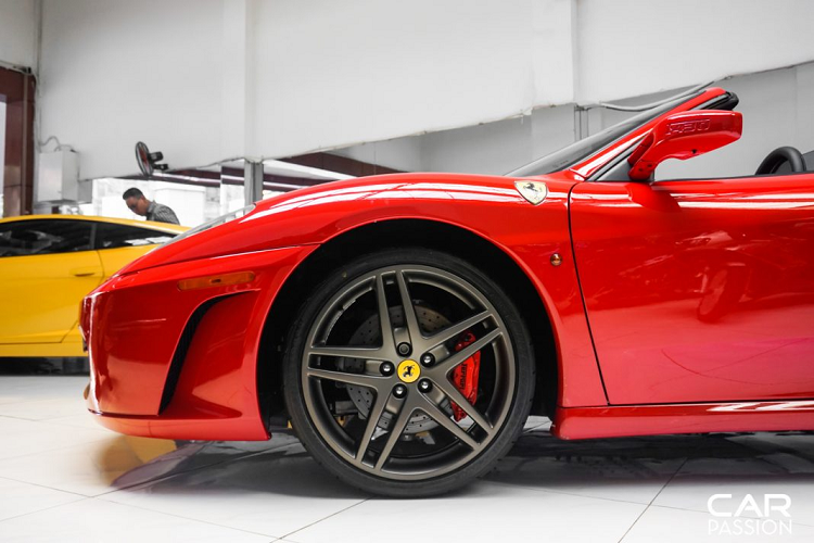 Điểm đặc biệt của những chiếc F430 nằm ở phần kính chiếu hậu phía bên trái được dập nổi tên xe. Thân xe gây ấn tượng với các khe gió bao gồm khe gió hông và khe gió đặt cao hơn có khả năng tận dụng luồng gió đi qua thân xe để làm mát cho khối động cơ V8 phía sau.