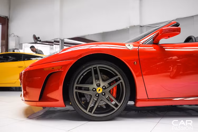 Điểm đặc biệt của những chiếc F430 nằm ở phần kính chiếu hậu phía bên trái được dập nổi tên xe. Thân xe gây ấn tượng với các khe gió bao gồm khe gió hông và khe gió đặt cao hơn có khả năng tận dụng luồng gió đi qua thân xe để làm mát cho khối động cơ V8 phía sau.