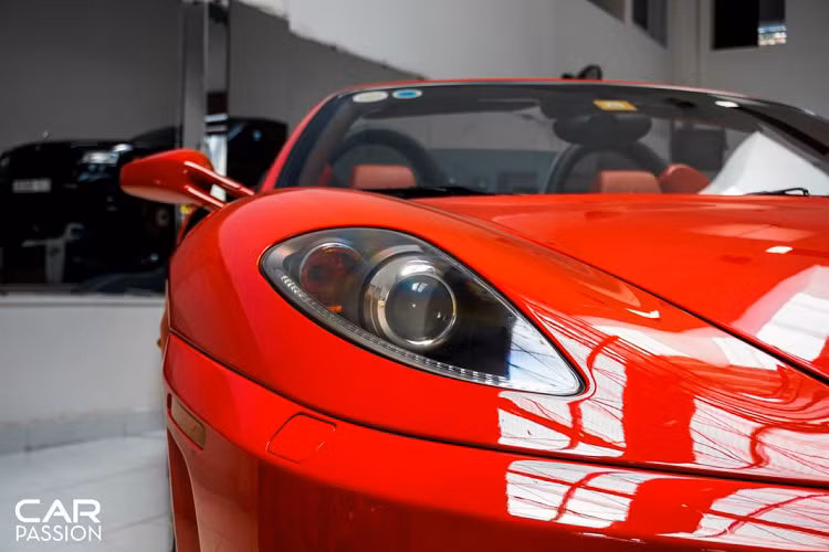 Tiến vào khoang lái, đây có lẽ là chiếc F430 duy nhất tại nước ta sở hữu khoang nội thất bọc da cao cấp màu đỏ rượu vang, kết hợp ton-sur-ton với lớp sơn đỏ Rosso Corsa. Khác biệt với đàn anh F360, dòng xe F430 được Ferrari trang bị vô-lăng lấy cảm hứng từ những mẫu xe đua F1, tích hợp nút bấm Start/Stop Engine hay núm xoay điều chỉnh chế độ lái cho xe.