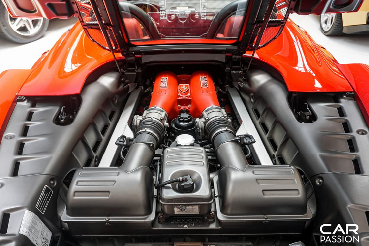 Mặc dù mang đến nét hiện đại cho những chiếc Ferrari sau này, phần mui xếp bằng vải vẫn được lòng khách hàng hơn khi mang lại cho chiếc Ferrari của họ một vẻ đẹp hoài cổ và không kém phần nghệ thuật. Tương tự chiếc 360 Spider, nắp động cơ của F430 Spider được làm từ kính trong suốt, để lộ vẻ đẹp của một trong những khối động cơ tiêu biểu nhất của Ferrari. Chưa hết, kể từ dòng xe 458 Spider trở đi, các phiên bản mui trần hậu duệ đều sở hữu nắp máy kín.