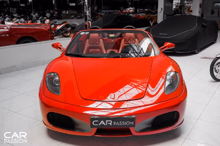 Ferrari F430 Spider mui trần ra mắt công chúng tại triển lãm Geneva Motorshow năm 2005, muộn hơn so với biến thể Coupe 1 năm. Cả hai phiên bản trên đều được hãng xe Ý sản xuất đến năm 2009 và thay thế bởi dòng xe 458 Italia. Chiếc F430 Spider của người chơi xe Sài Gòn sở hữu lớp sơn đỏ Rosso Corsa đặc trưng của Ferrari, điểm nhấn trên xe nằm ở khoang nội thất có phối màu khá hiếm so với những chiếc F430 khác hiện đang có mặt tại Việt Nam.