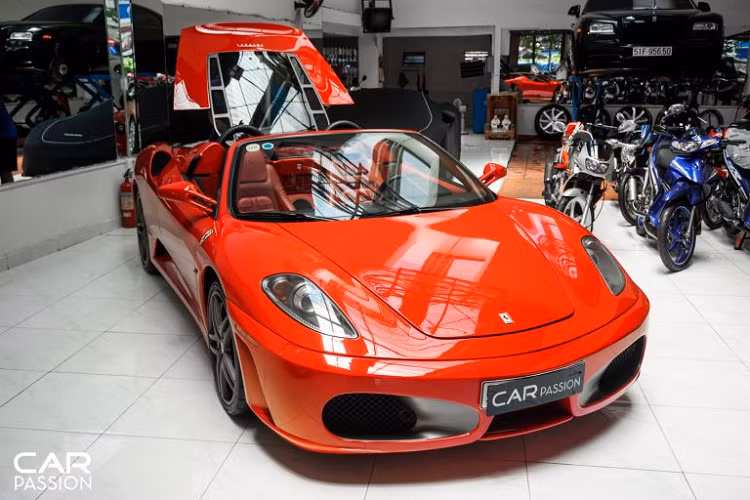 Chiếc siêu xe Ferrari F430 Spider của chủ một showroom chuyên kinh doanh xe hơi cao cấp tại Sài Gòn là một ví dụ, mặc dù đã được sản xuất từ năm 2007, tức là đến nay đã hơn 13 năm tuổi nhưng vẫn được chủ nhân chăm sóc và bảo dưỡng thường xuyên. Nhờ vậy mà “siêu ngựa” vẫn giữ được vẻ ngoài long lanh như thời điểm vừa xuất xưởng, bên cạnh đó, khối động cơ của xe vẫn hoạt động trơn tru, sẵn sàng cho những pha bứt tốc dữ dội trên đường phố.