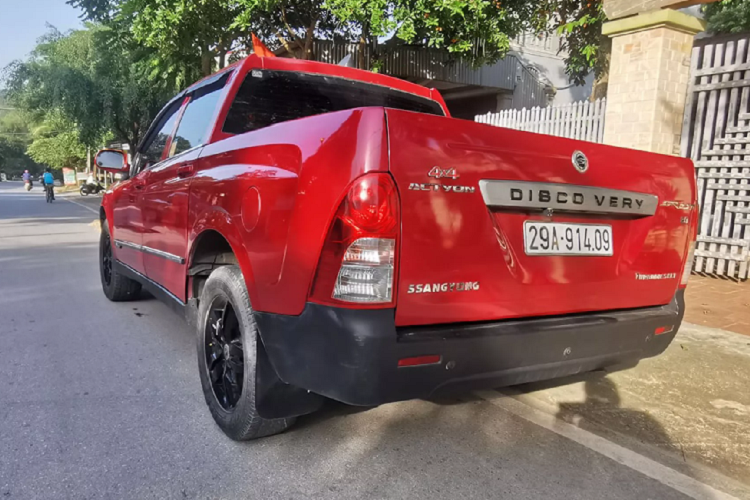 Trang bị an toàn với túi khí phía trước, phanh ABS, hàng ghế sau tuy rộng rải khá thoải mái với hệ thống treo đa liên kết, nhưng nó không có neo ghế trẻ em...