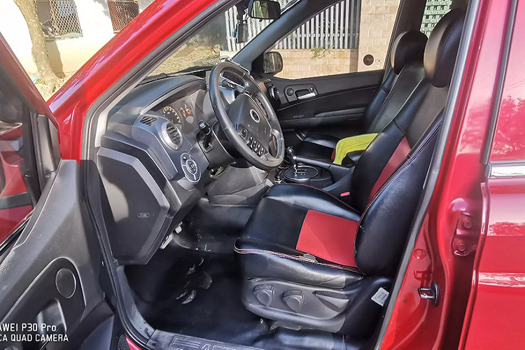 SsangYong Actyon Sport sở hữu kích thước (Dài x Rộng x Cao) lần lượt là: 4.965 x 1.900 x 1.755, nhìn chung kích thước của Actyon Sport ngắn và thấp hơn so với nhiều dòng bán tải cỡ trung phổ biến khác. Bên cạnh đó, SsangYong Actyon Sports còn có thế mạnh ở độ êm ái, thoải mái vì không sử dụng hệ thống treo phía sau dạng lá nhíp, mà sử dụng hệ thống treo liên kết đa điểm (5 liên kết) tương tự các mẫu xe SUV.