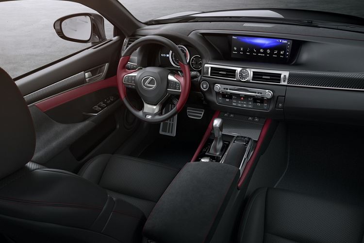 Bên trong nội thất nổi bật với các điểm nhấn màu đỏ trên ốp cửa, vô lăng và bảng điều khiển trung tâm. Ghế ngồi sử dụng vật liệu da màu đen với đường chỉ khâu màu đỏ Rioja Red, da Alcantara cũng được tìm thấy ở bảng điều khiển trung tâm. Bên cạnh việc trang trí da, Lexus cũng sử dụng sợi carbon cho một vài bộ phận trên xe như ốp cửa và bảng táp-lô.