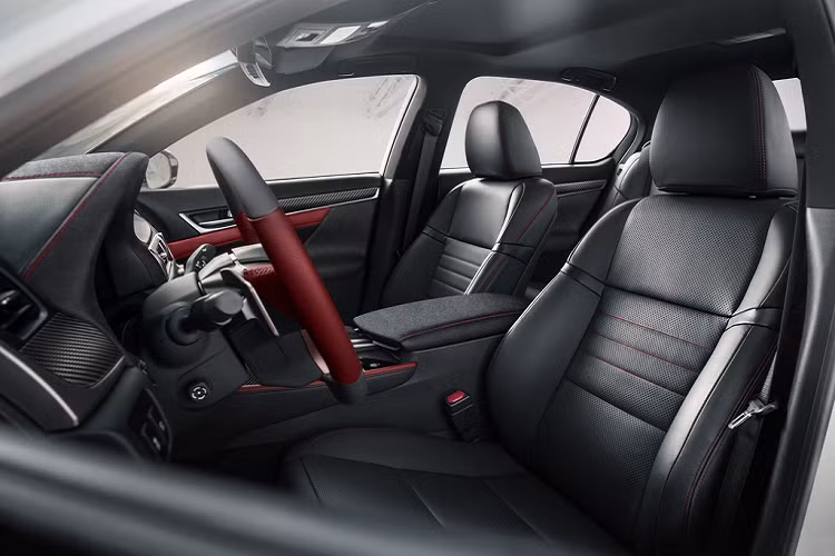 Khách hàng sở hữu GS Black Line được tặng kèm thêm 2 vali có kích thước 22 và 26 inch đến từ Zero Haliburton. GS Black Line được trang bị động cơ 3.5L V6, sản sinh công suất 311 mã lực và mô-men xoắn cực đại 380 Nm. Phiên bản dẫn động cầu trước tăng tốc 0-96 km/h trong 5,7 giây và có tốc độ tối đa 230 km/h. Trong khi đó phiên bản dẫn động 4 bánh cho khả năng tăng tốc 0-96 km/h trong 5,8 giây, tốc độ tối đa 209 km/h.